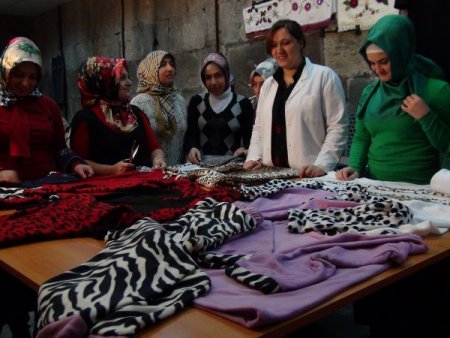 Tarihî handa kadınlar meslek öğreniyor, genç kızlar çeyiz hazırlıyor