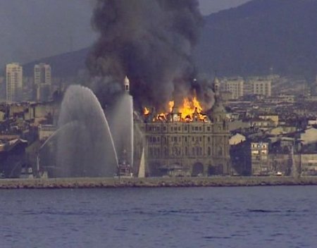 Tarihi Haydarpaşa Tren Garı'nda Yangın Çıktı