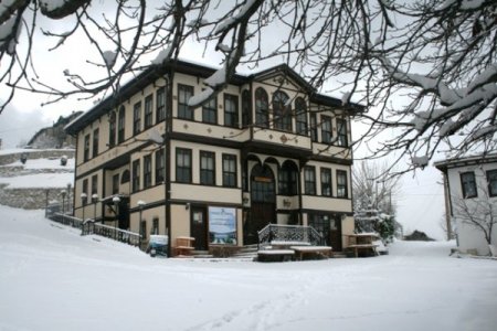 Tarihi ilçede kartpostallık kar manzaraları