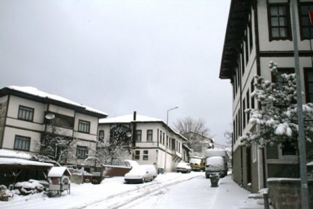 Tarihi ilçede kartpostallık kar manzaraları