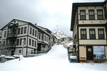 Tarihi ilçede kartpostallık kar manzaraları