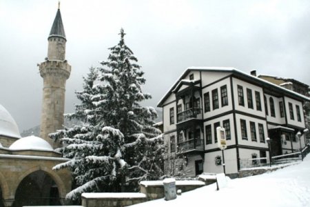 Tarihi ilçede kartpostallık kar manzaraları