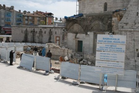 Tarihi Kale Camii’ne Sonradan Eklenen Bölüm Yıkıldı