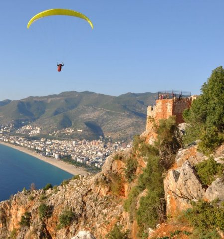 Tarihi kalede mahsur kalan vatandaşı itfaiye kurtardı