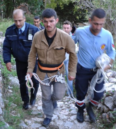 Tarihi kalede mahsur kalan vatandaşı itfaiye kurtardı