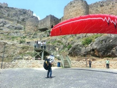 Tarihi kalede yamaç paraşütü