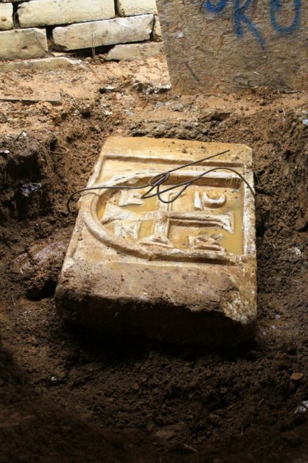 Tarihi kaleden çalınan kitabe ahırdan çıktı