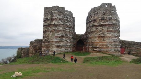 Tarihi kaleden çalınan kitabe ahırdan çıktı