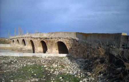 Tarihi Karaman Köprüsü İlgi Bekliyor