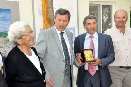 Tarihi kazıya destek veren işadamına plaket