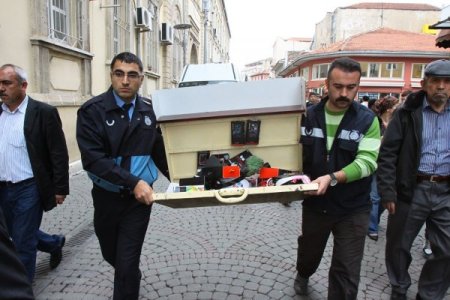 Tarihî Kemeraltı Çarşısı'nda işporta operasyonu