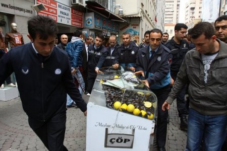 Tarihî Kemeraltı Çarşısı'nda işporta operasyonu