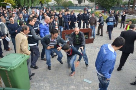 Tarihî Kemeraltı Çarşısı'nda işporta operasyonu