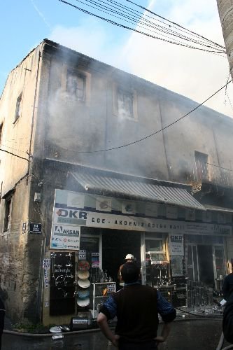 Tarihi Kemeraltı Çarşısı'nda Yangın Kontrol Altına Alındı