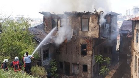 Tarihi konak alevlere teslim oldu (2)