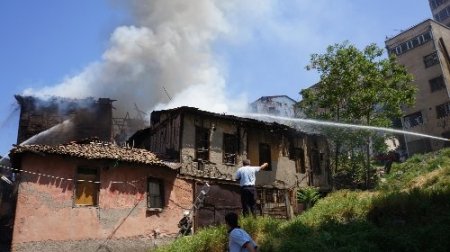 Tarihi konak alevlere teslim oldu (2)