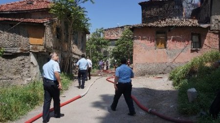 Tarihi konak alevlere teslim oldu (2)