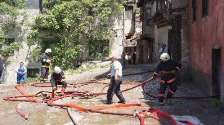 Tarihi konak alevlere teslim oldu (2)