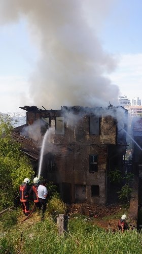 Tarihi konak alevlere teslim oldu (2)