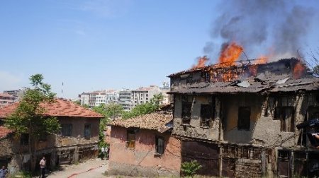 Tarihi konak alevlere teslim oldu (2)