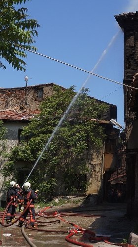 Tarihi konak alevlere teslim oldu (2)