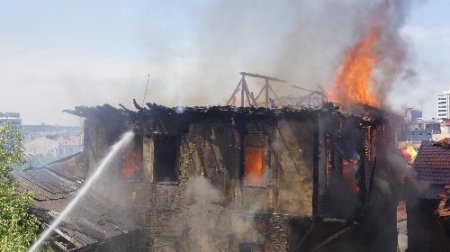 Tarihi konak alevlere teslim oldu (2)