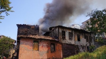 Tarihi konak alevlere teslim oldu (2)