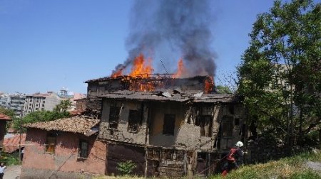 Tarihi konak alevlere teslim oldu