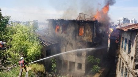Tarihi konak alevlere teslim oldu