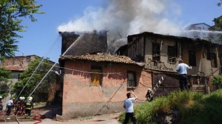 Tarihi konak alevlere teslim oldu