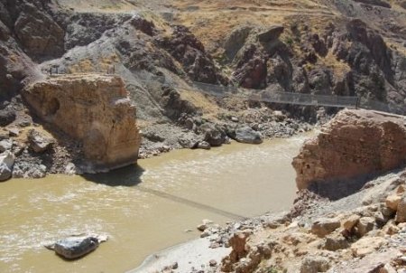 Tarihi Köprü Ayaklarına Asma Köprü Kurdular