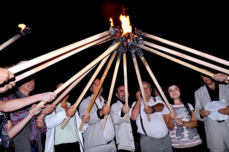 Tarihi Köprülerin Aydınlatılması İçin Meşaleli Eylem