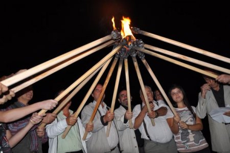Tarihi Köprülerin Aydınlatılması İçin Meşaleli Eylem