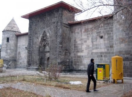 Tarihi Medrese Binası Doğalgaz Borularından Kurtuldu