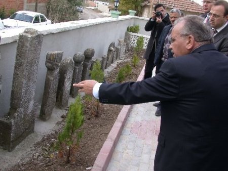 Tarihi Mezar Taşlarına Temsili Mezarlık Yaptılar