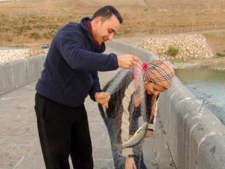Tarihi Murat Köprüsü'nde balık keyfi