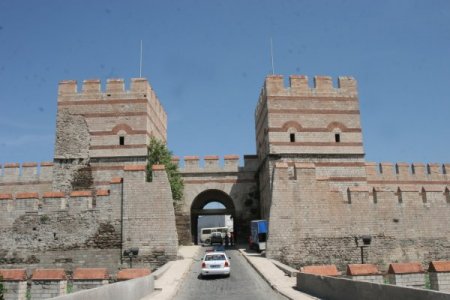 Tarihi surlara mobese yerleştirilecek