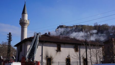 Tarihi Tabakhane Camii'nde çıkan yangın korkuttu