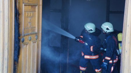 Tarihi Tabakhane Camii'nde çıkan yangın korkuttu