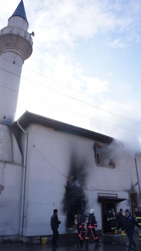 Tarihi Tabakhane Camii'nde çıkan yangın korkuttu