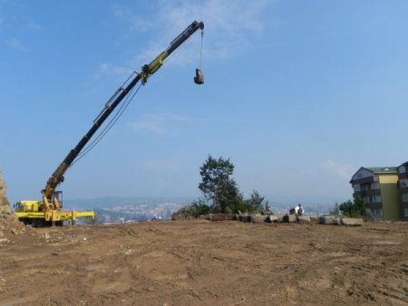 Tarihi taş bloklar vinç yardımıyla yerlerinden kaldırıldı