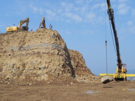Tarihi taş bloklar vinç yardımıyla yerlerinden kaldırıldı