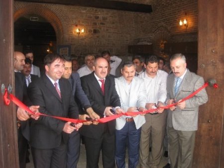 Tarihi taş handa öğrenciler yararına açılan kermes ilgi gördü