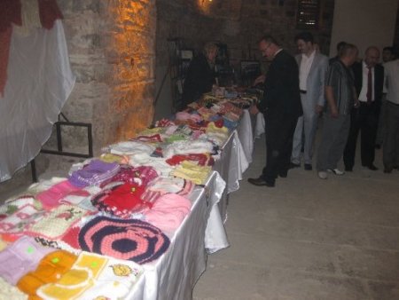 Tarihi taş handa öğrenciler yararına açılan kermes ilgi gördü