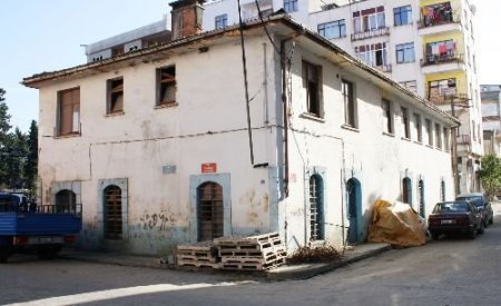 Tarihi Tekel Binasının Kaderine Terk Edilmesi Tepki Çekiyor