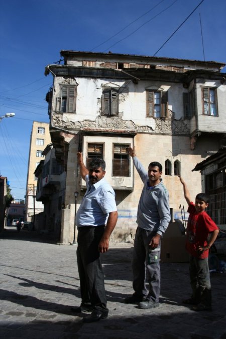 Tarihi ve metruk binalar esnafı ve vatandaşı huzursuz ediyor