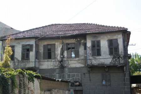 Tarihi ve metruk binalar esnafı ve vatandaşı huzursuz ediyor