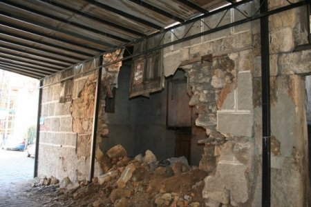 Tarihi ve metruk binalar esnafı ve vatandaşı huzursuz ediyor
