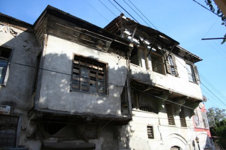 Tarihi ve metruk binalar esnafı ve vatandaşı huzursuz ediyor