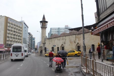 Tarihi Yeni Cami’ndeki betonarma kısımlar yıkılıp tekrar inşa edilecek